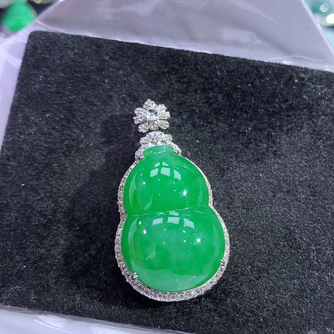 翡翠18K金镶嵌吊坠(赠链)