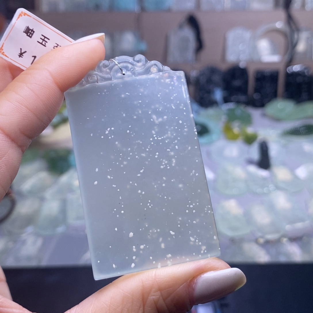 两***刘蛇纹石玉未镶嵌颈饰