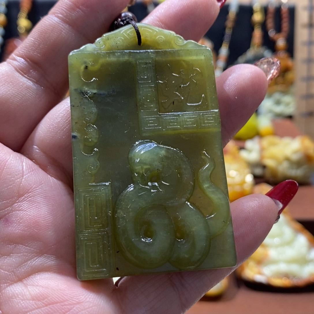 蛇纹石玉颈饰未镶嵌