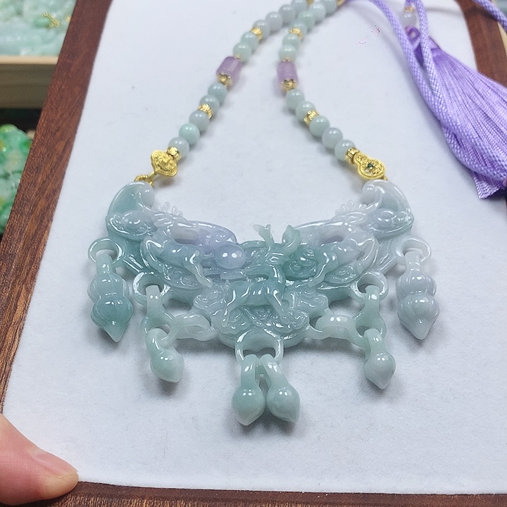 翡翠颈饰未镶嵌静****燃吊坠