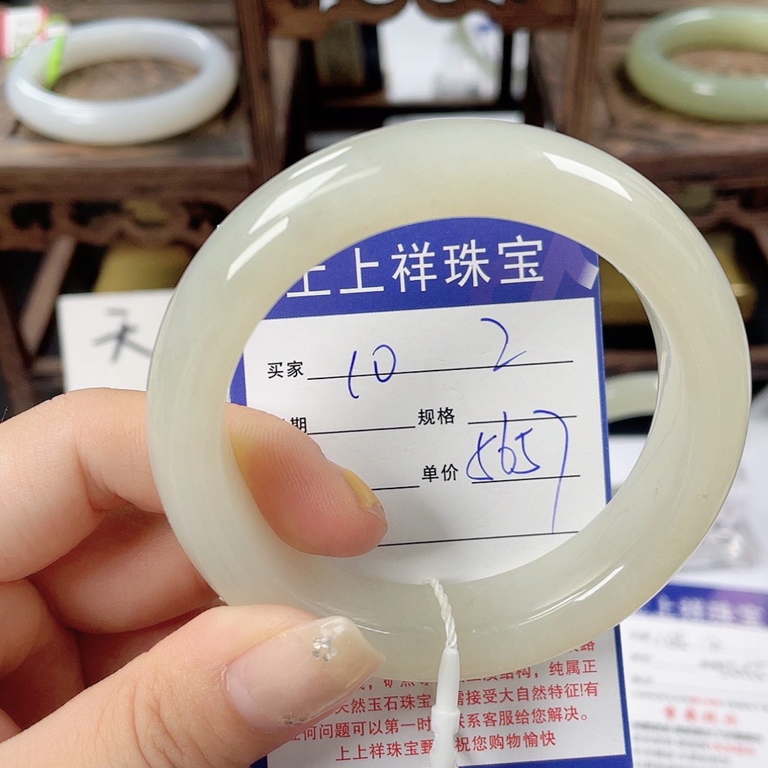 ****未镶嵌手镯和田玉