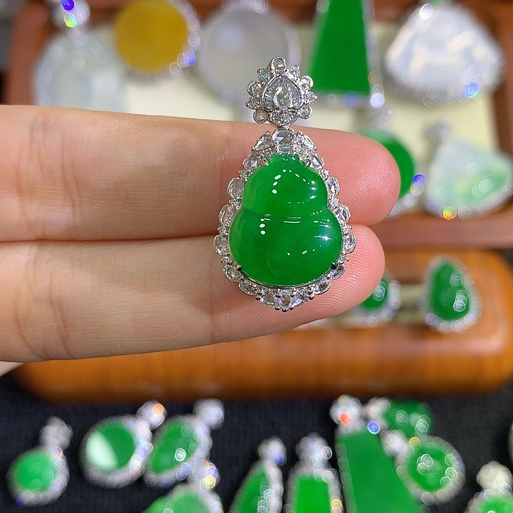 翡翠18K金镶嵌颈饰葫芦