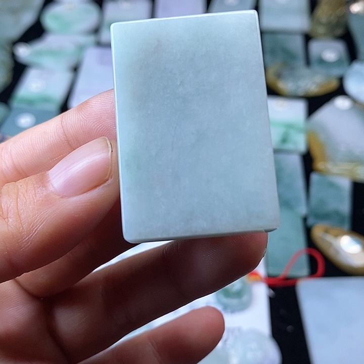 翡翠挂件未镶嵌翡翠的