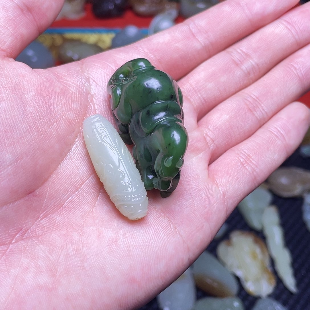 金***子和田玉未镶嵌颈饰