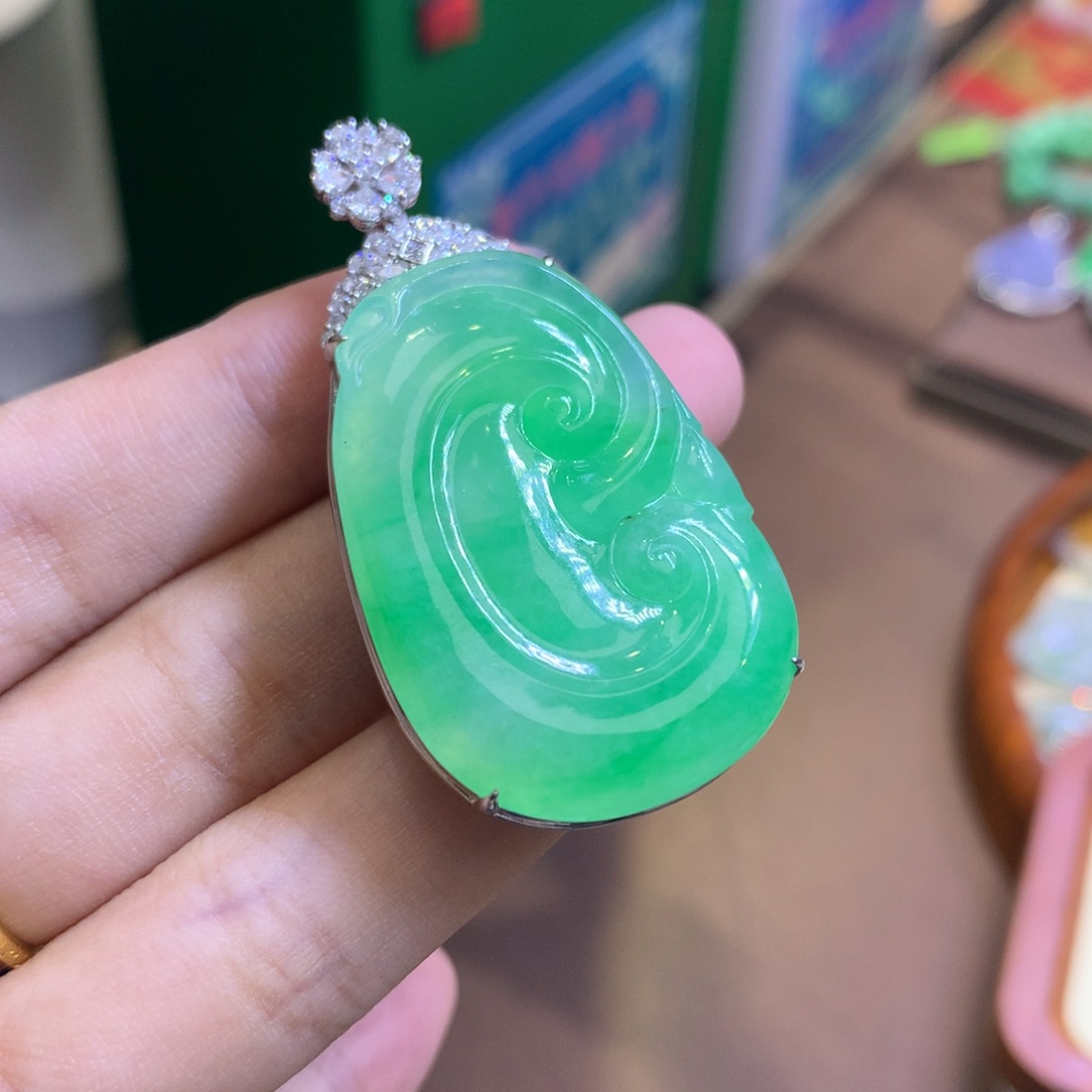 ****️翡翠18K金镶嵌颈饰翡翠