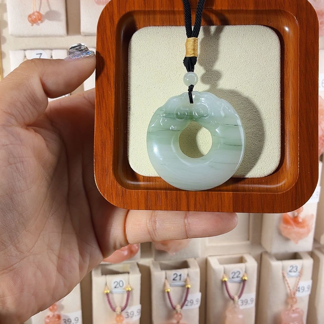 石英质玉（金丝玉）未镶嵌颈饰?****