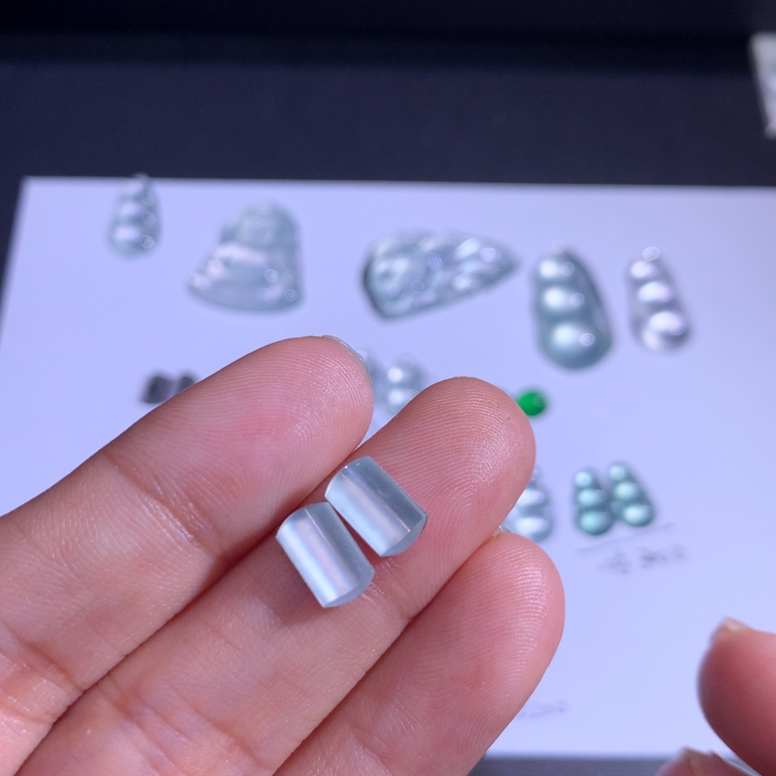 翡翠未镶嵌颈饰一对