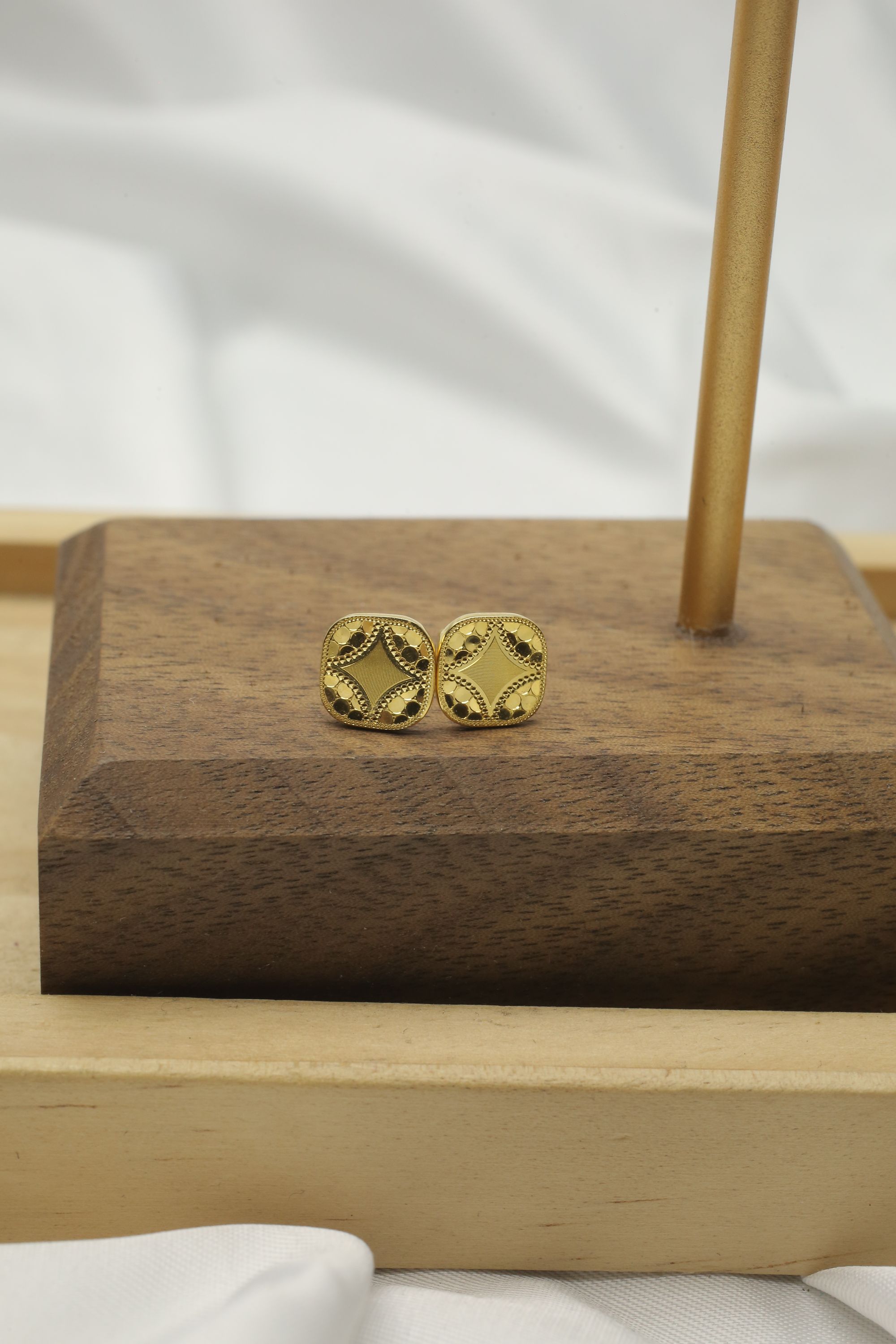 Pt950铂金黄十字老花鱼鳞耳钉