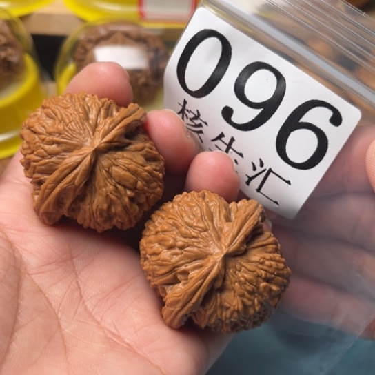 文玩核桃吊坠白狮子42