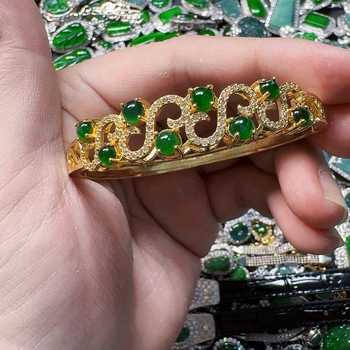 翡翠颈饰未镶嵌天然A货翡翠放漏