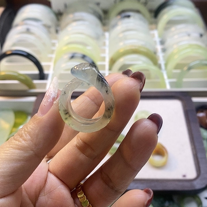 蛇纹石玉手镯未镶嵌嘎**啦