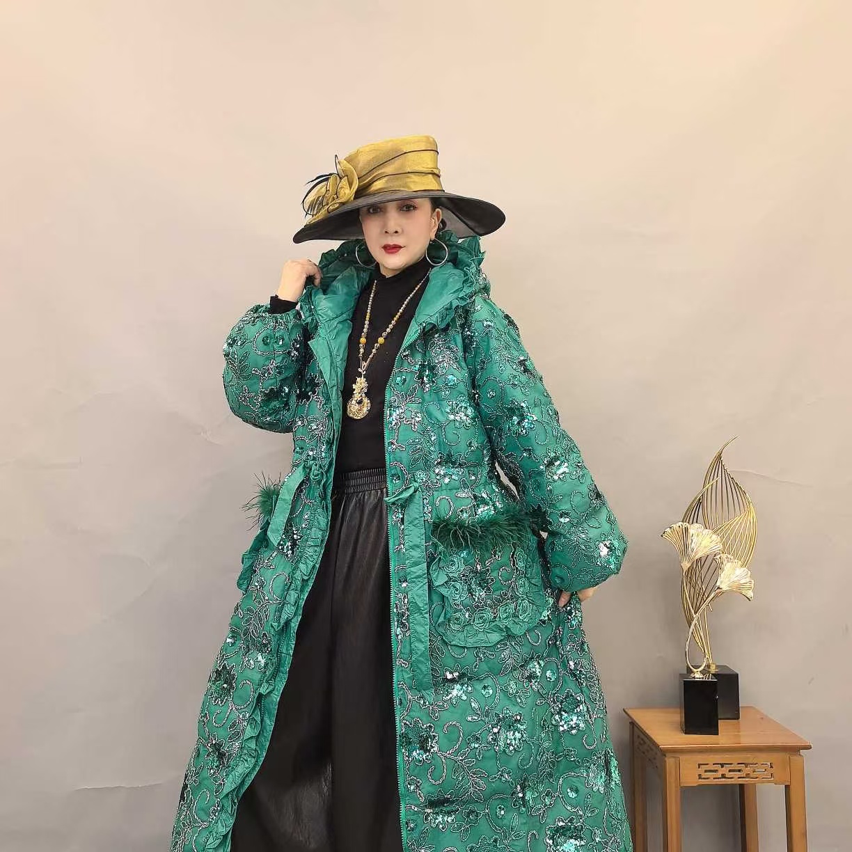 9588-2冬季厚款上新国风中长款高端立体手工亮片连帽羽绒服