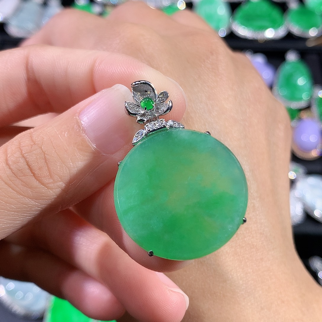 翡翠18K金镶嵌颈饰