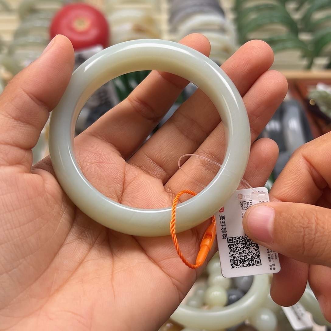 和田玉手镯未镶嵌和田玉