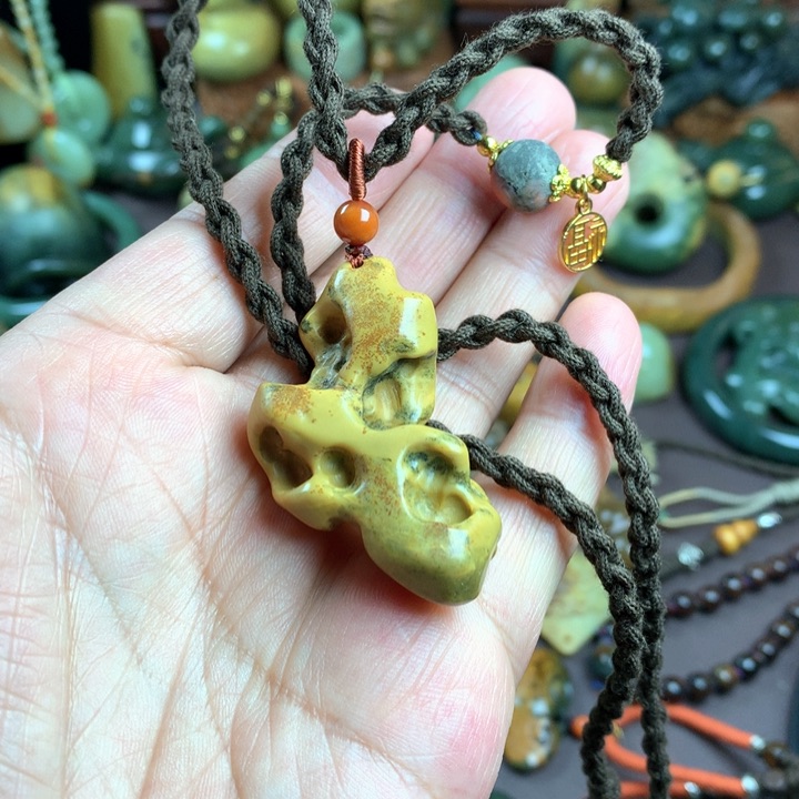 吊坠(赠链)未镶嵌岫岩河磨玉（透闪石质玉）