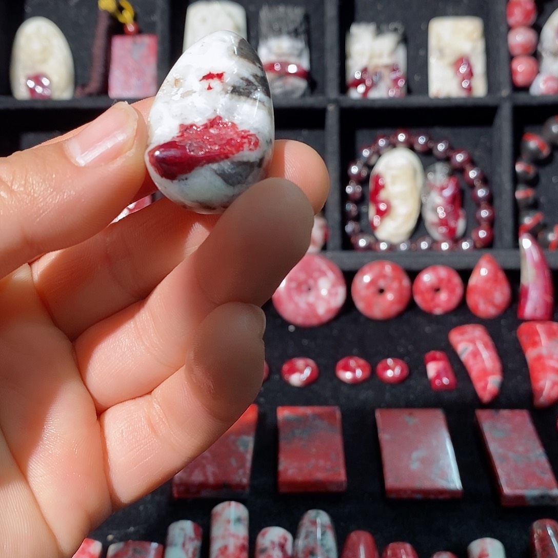 天然辰砂原石晶体吊坠