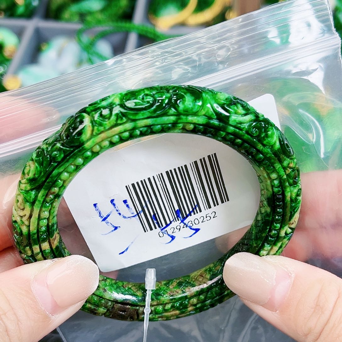 翡翠颈饰未镶嵌手镯