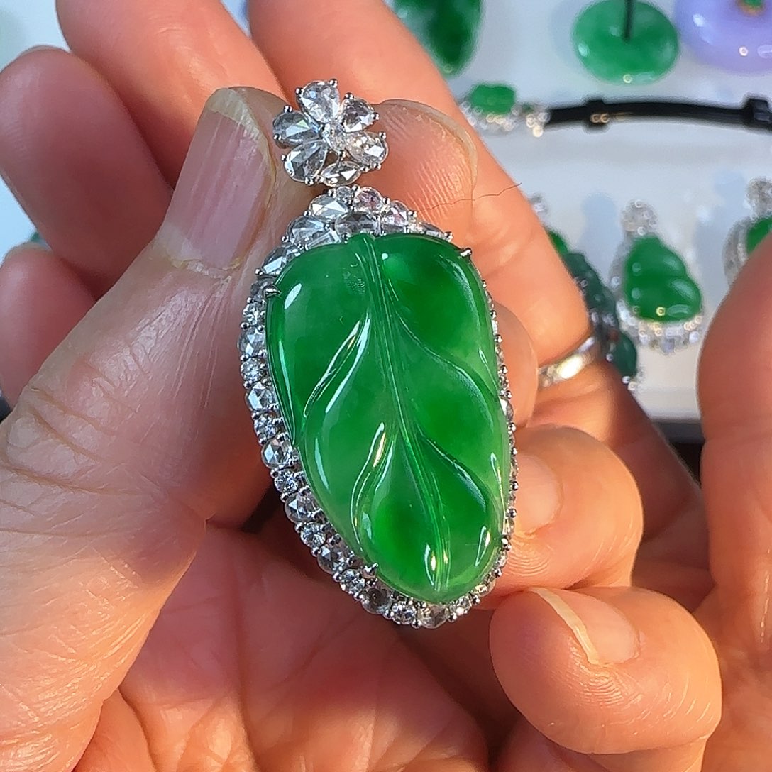 翡翠颈饰18K金镶嵌叶子