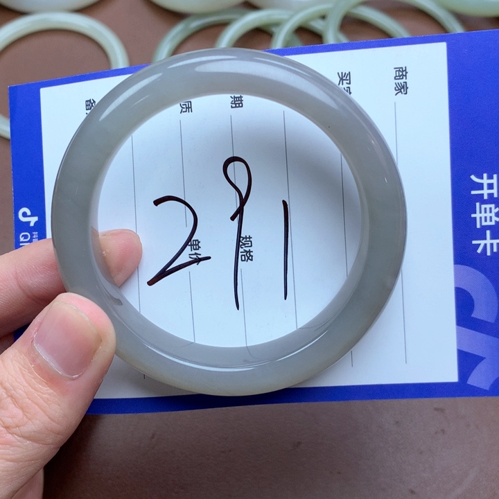 小***妈和田玉未镶嵌手镯