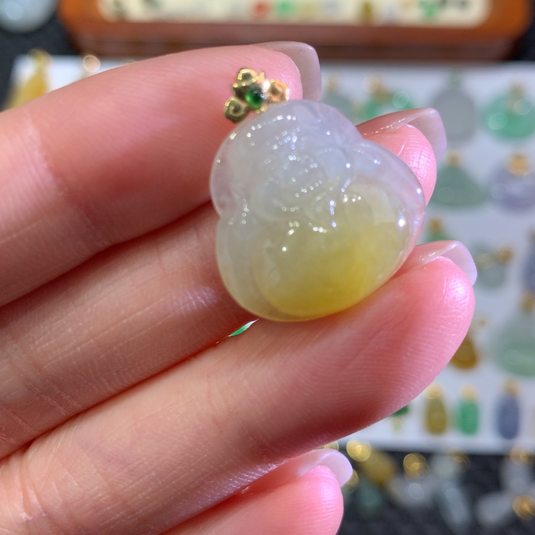 翡翠颈饰18K金镶嵌翡翠吊坠的未镶嵌