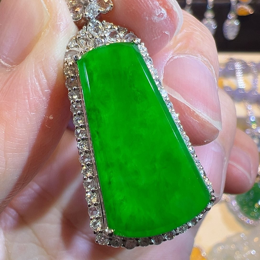 翡翠颈饰18K金镶嵌冰种阳绿无事牌