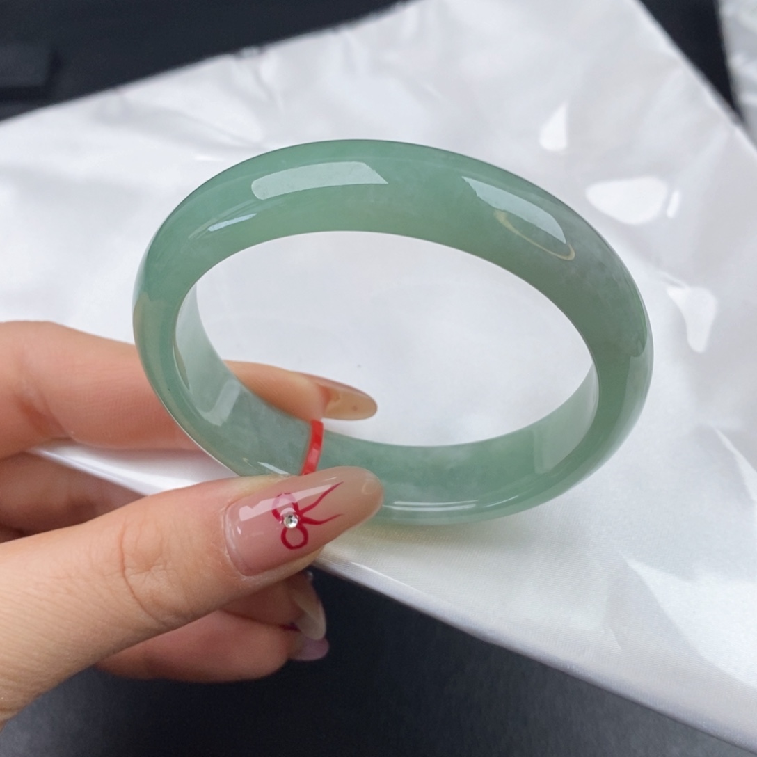 翡翠手镯（圆镯）未镶嵌55贵妃