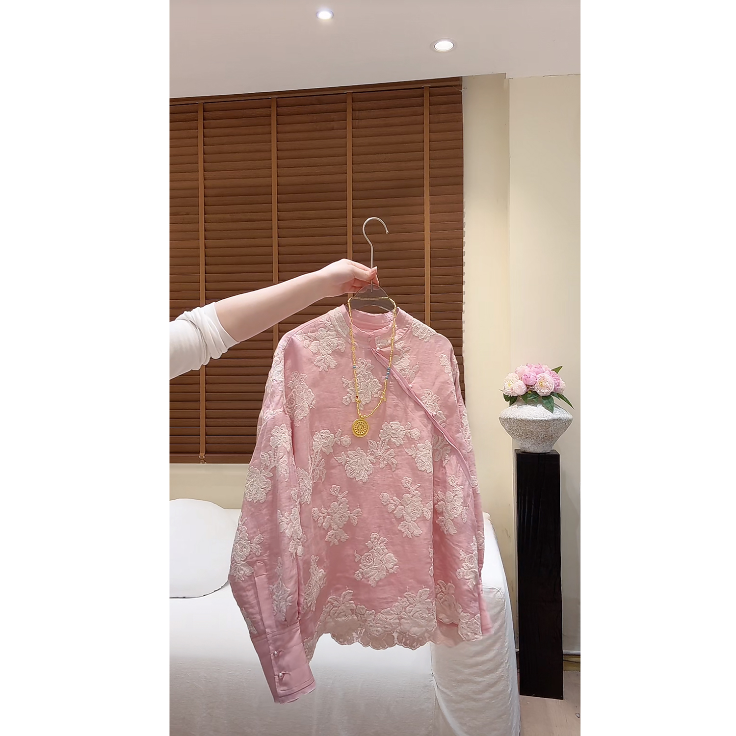 “粉黛”2025秋新中式复古盘扣高级刺绣花朵显瘦衬衫上衣