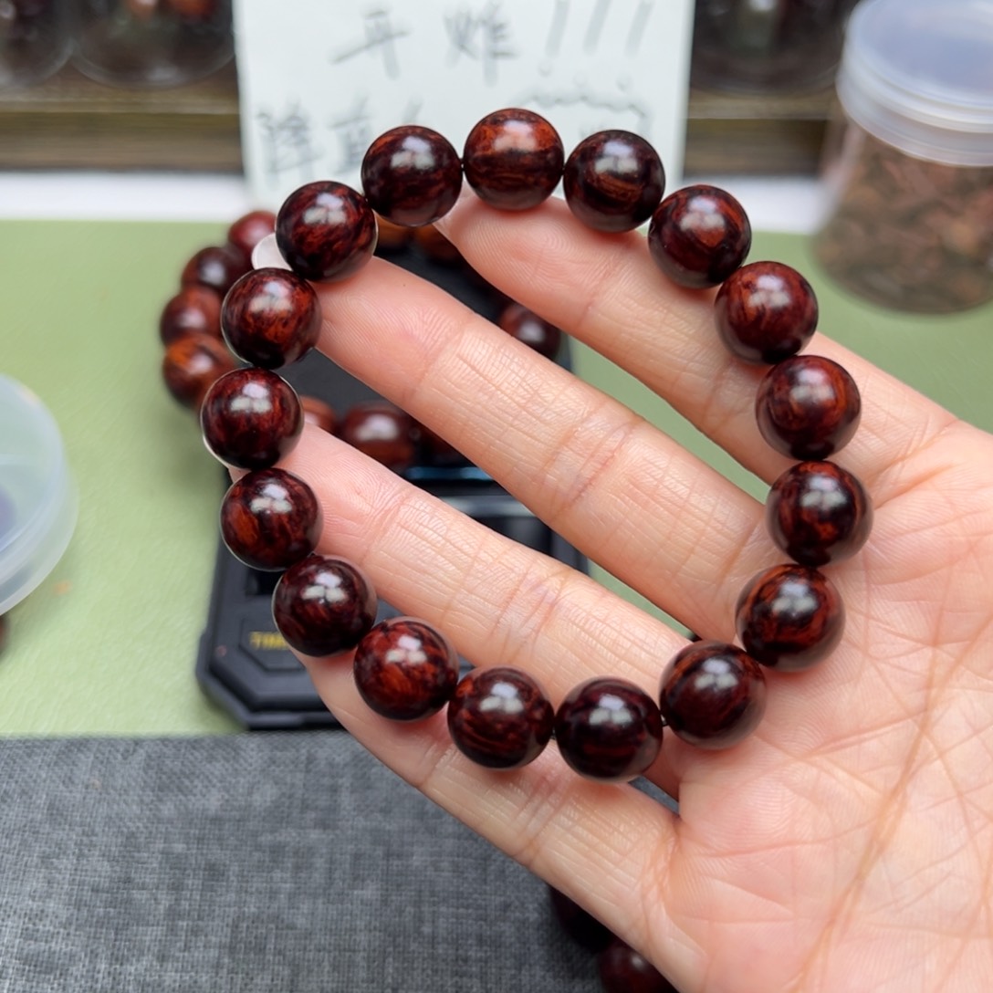 降真香其他清*海南红降1.2黑金火焰纹瑕疵。