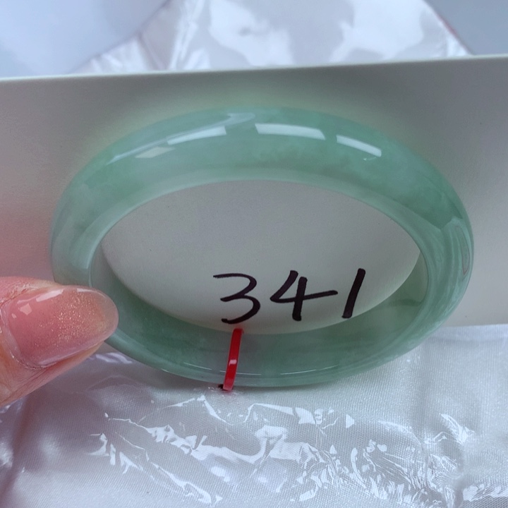 翡翠手镯未镶嵌翡翠