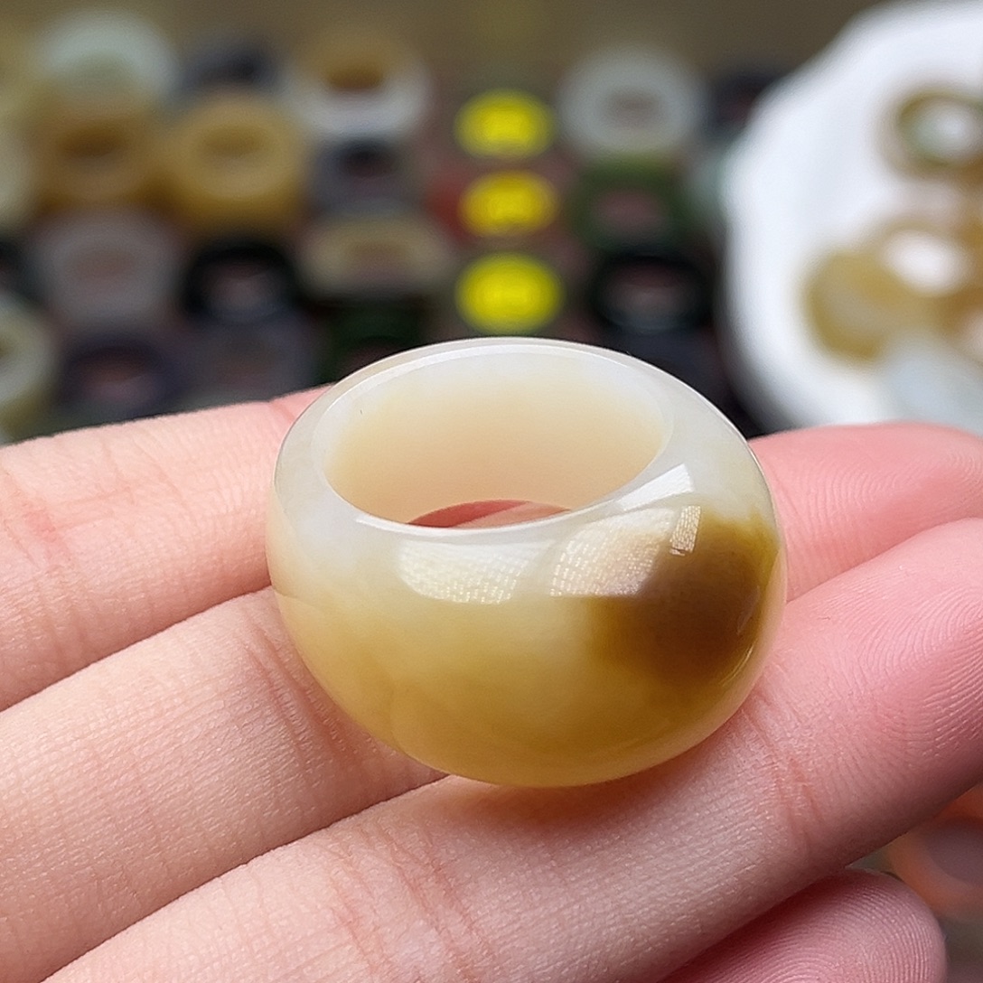 沐***珺和田玉未镶嵌戒指