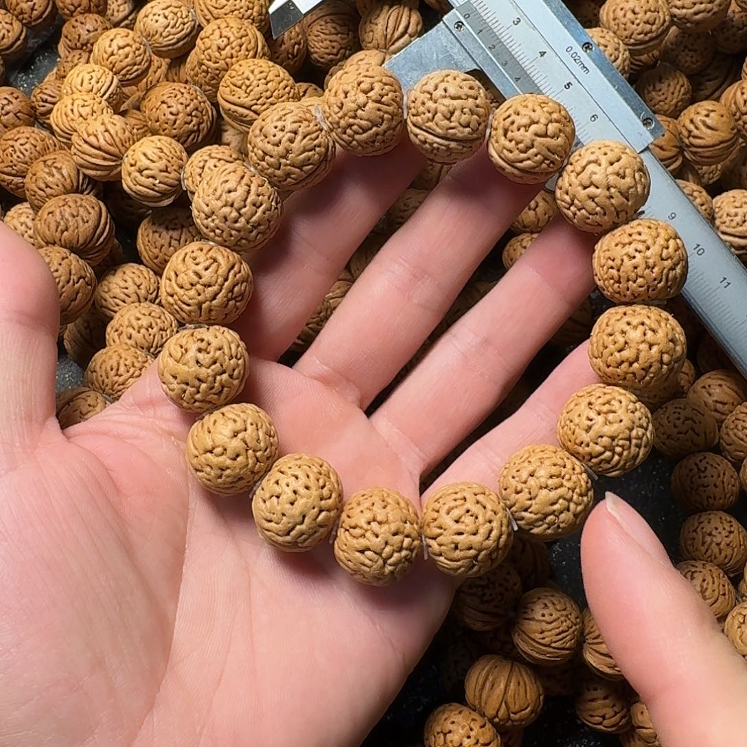 老***贼桃核吊坠野生手串