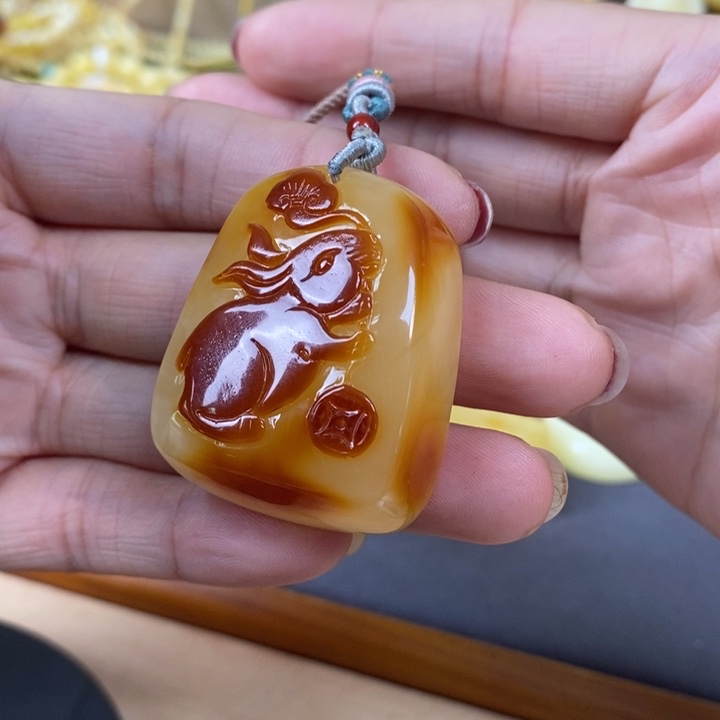 琥珀裸石未镶嵌雕刻件