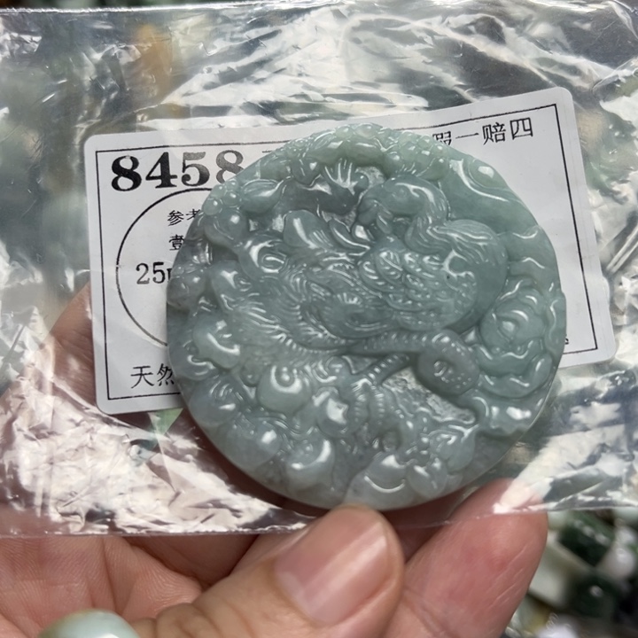 翡翠未镶嵌颈饰8458瑕疵