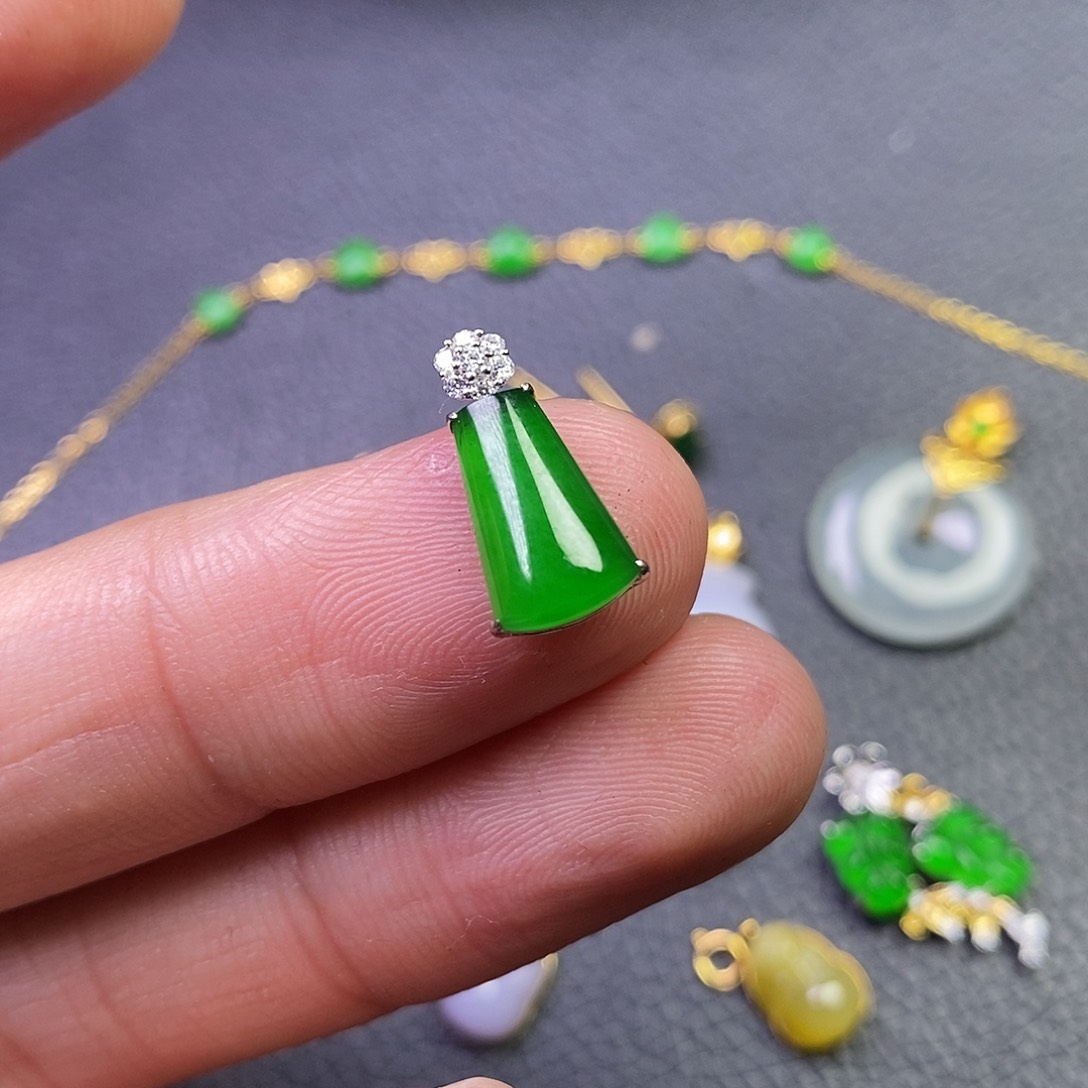 颈饰18K金镶嵌翡翠