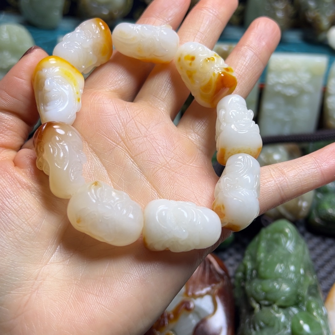 晴***。和田玉未镶嵌把件