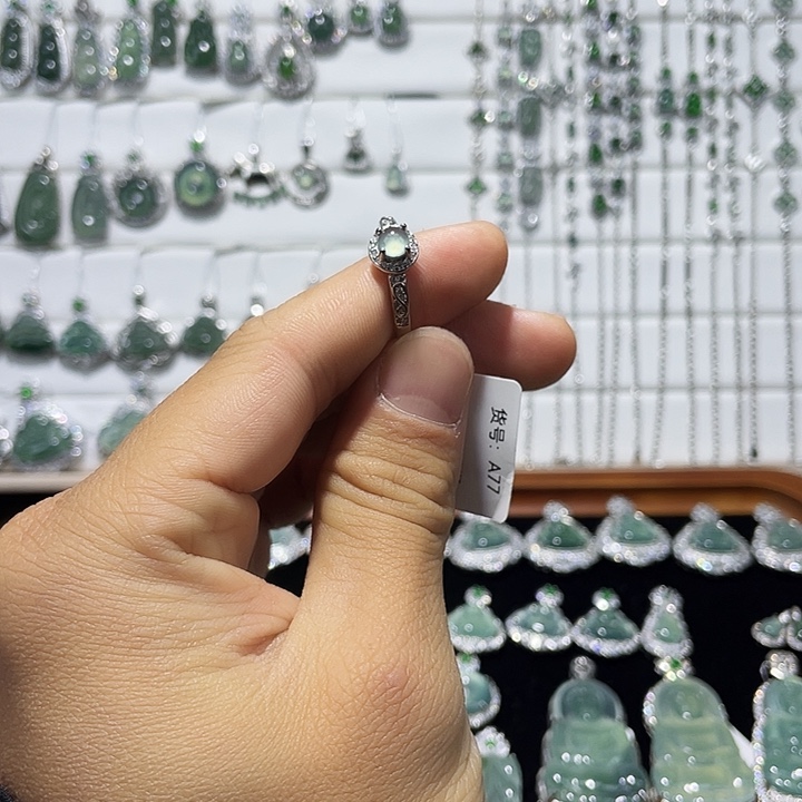 翡翠未镶嵌颈饰我