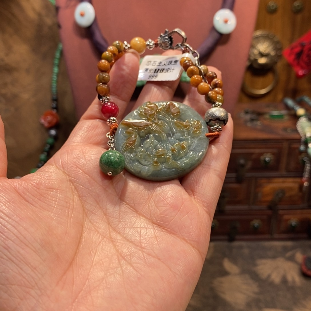 翡翠吊坠(赠链)未镶嵌