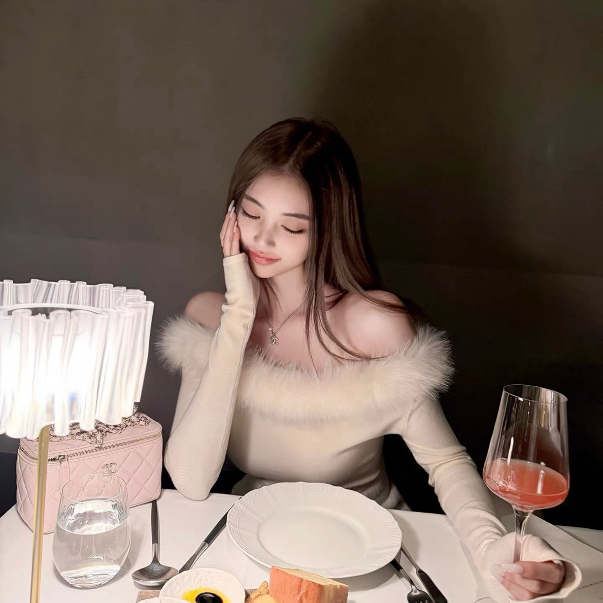 秀智C位白月光环保狐狸毛一字肩上衣设计感纯欲名媛打底上衣秋冬