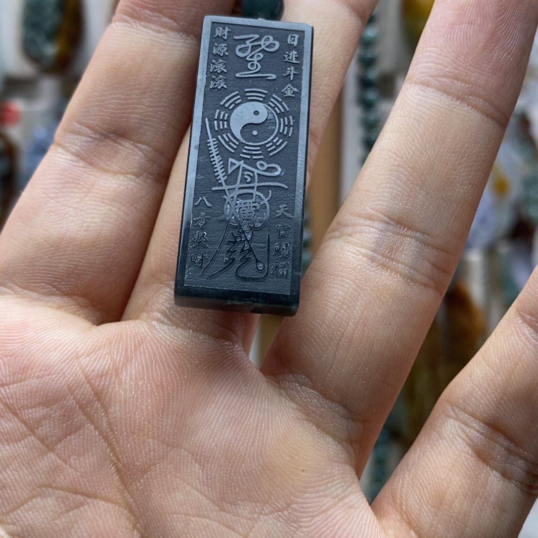 翡翠未镶嵌颈饰福牌