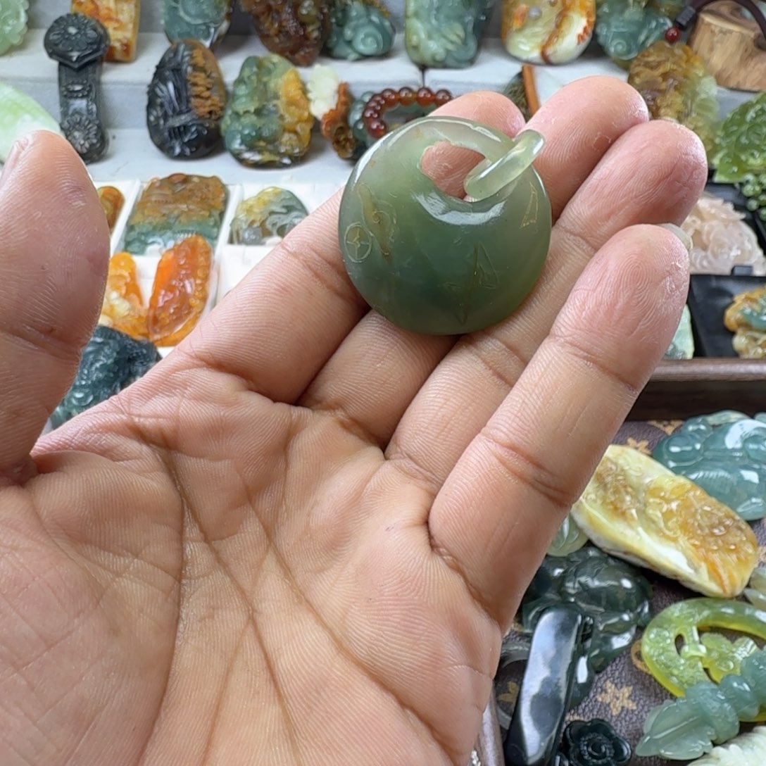 蛇纹石玉未镶嵌颈饰