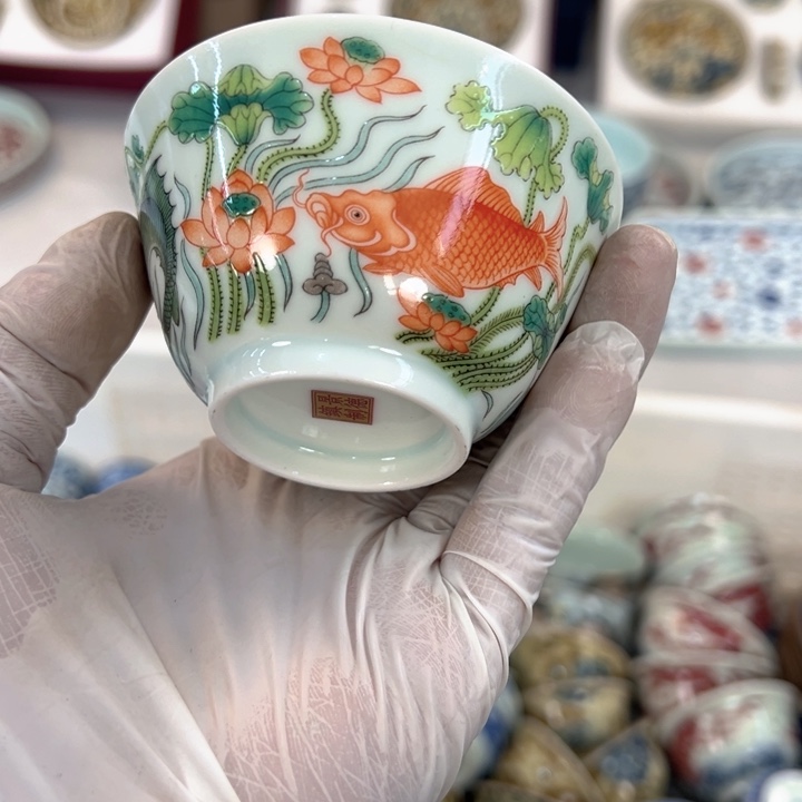 瓷片五彩鱼藻纹斗笠杯主人杯
