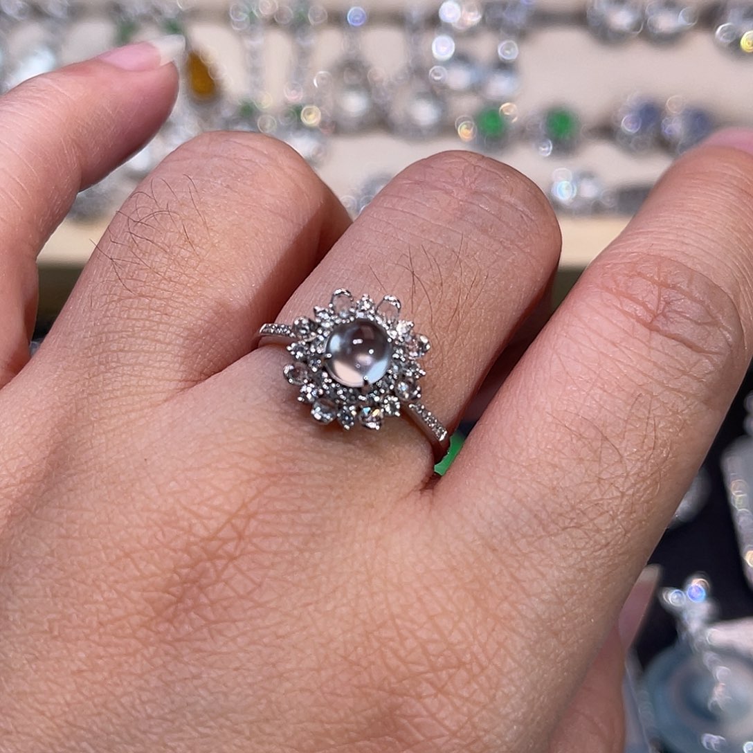 翡翠18K金镶嵌戒指玻璃种冰蛋