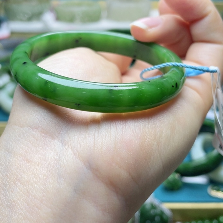 和田玉手镯54+圈口。编号28未镶嵌