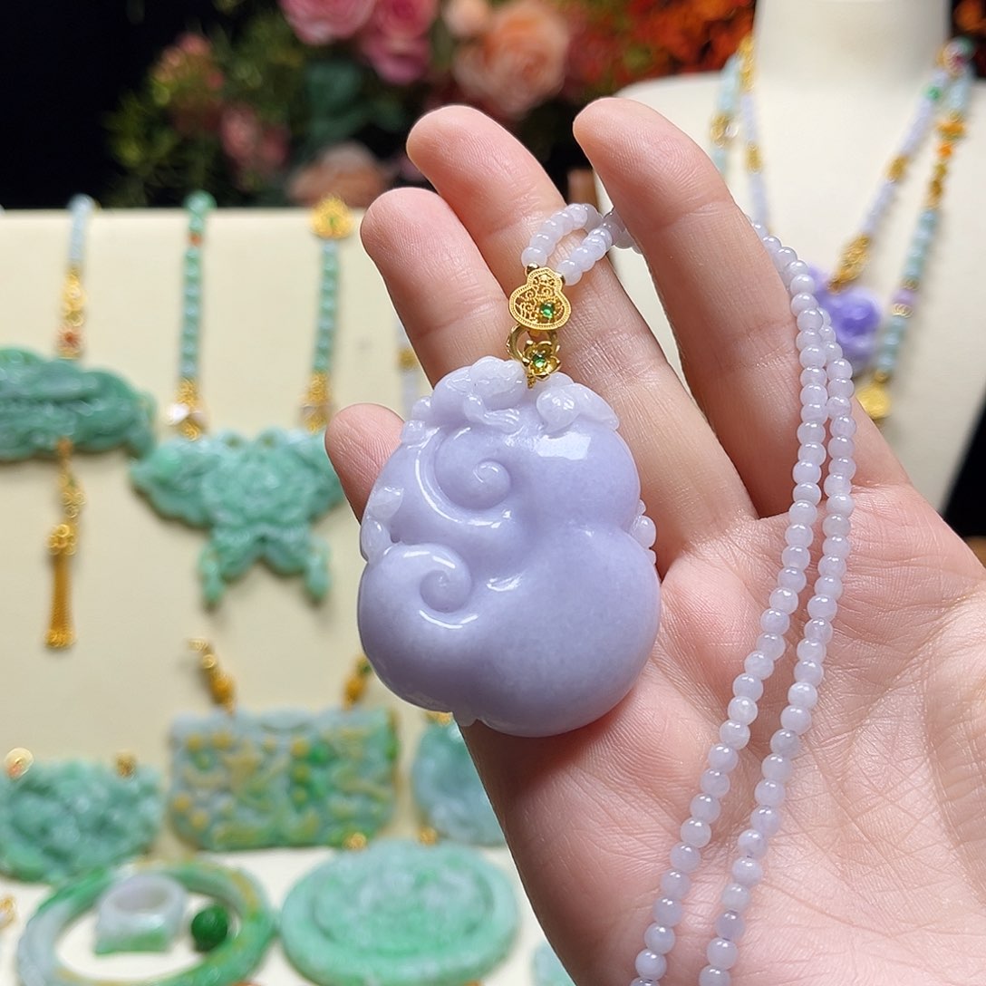 翡翠颈饰未镶嵌如意