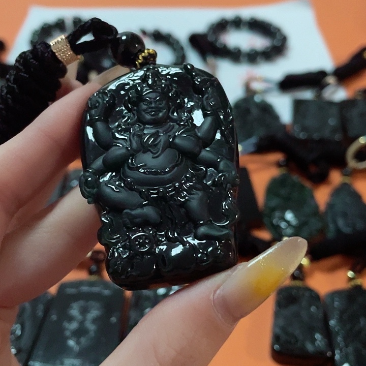 翡翠颈饰未镶嵌三****念