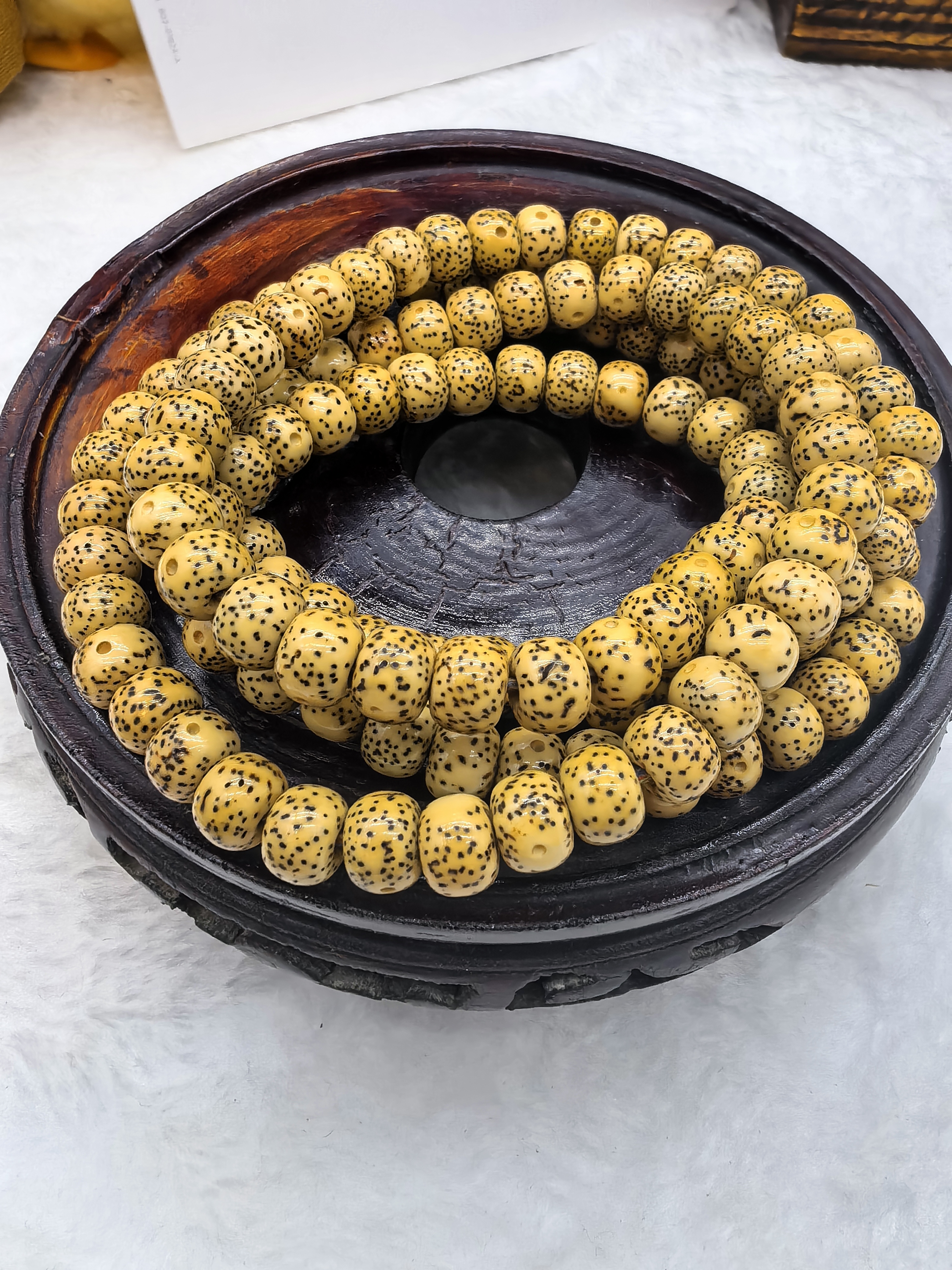 星月菩提108 尺寸9*7正月顺白高密氧化鸡油黄（十年籽）