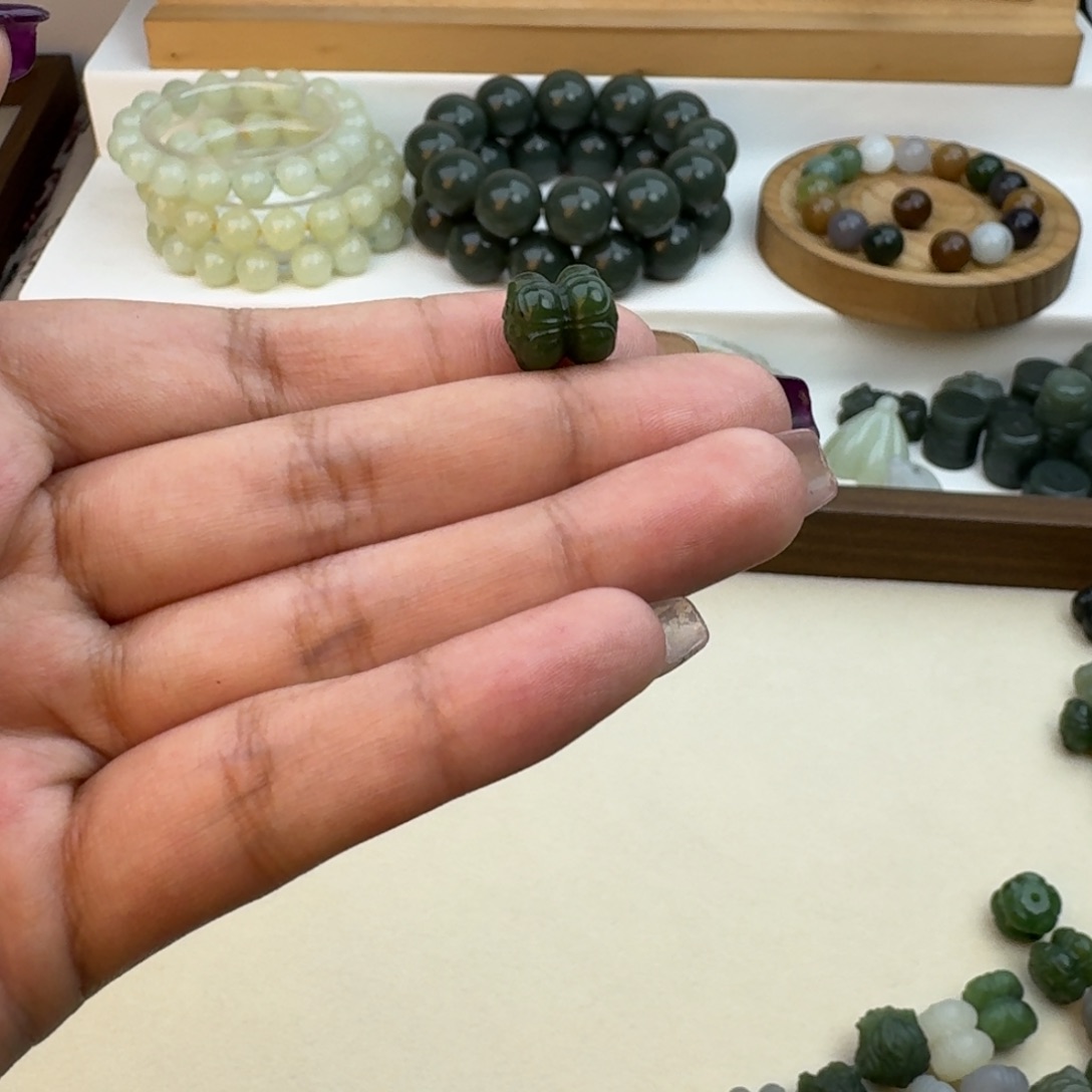 我***来和田玉未镶嵌珠宝半成品和田玉菠菜绿并蒂莲11-12