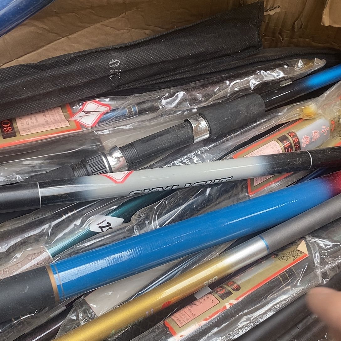 玻璃钢鱼竿发2根，一长一短，