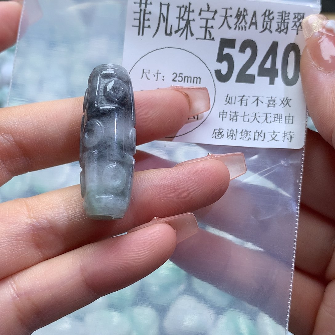 翡翠未镶嵌颈饰，