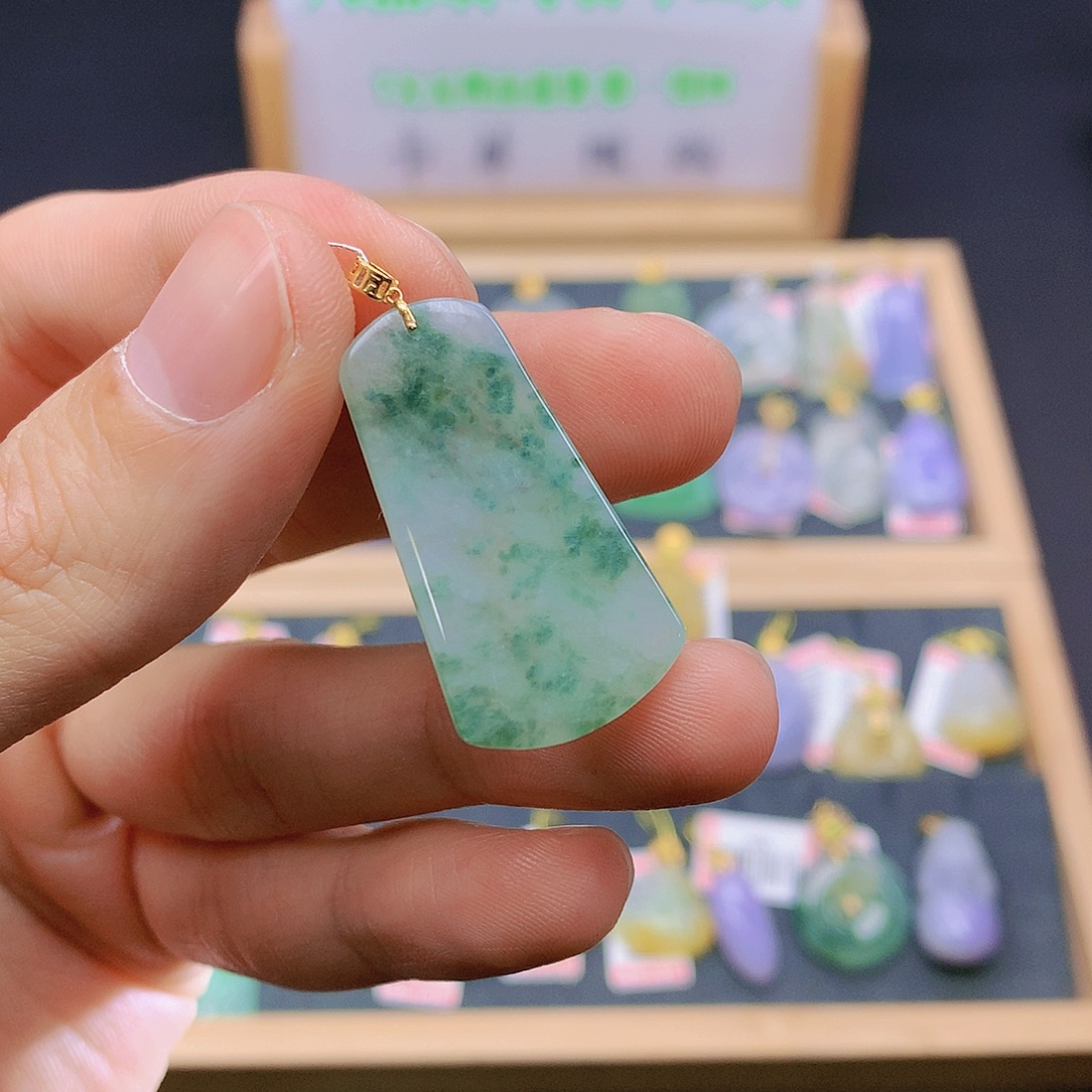 翡翠18K金镶嵌颈饰翡翠